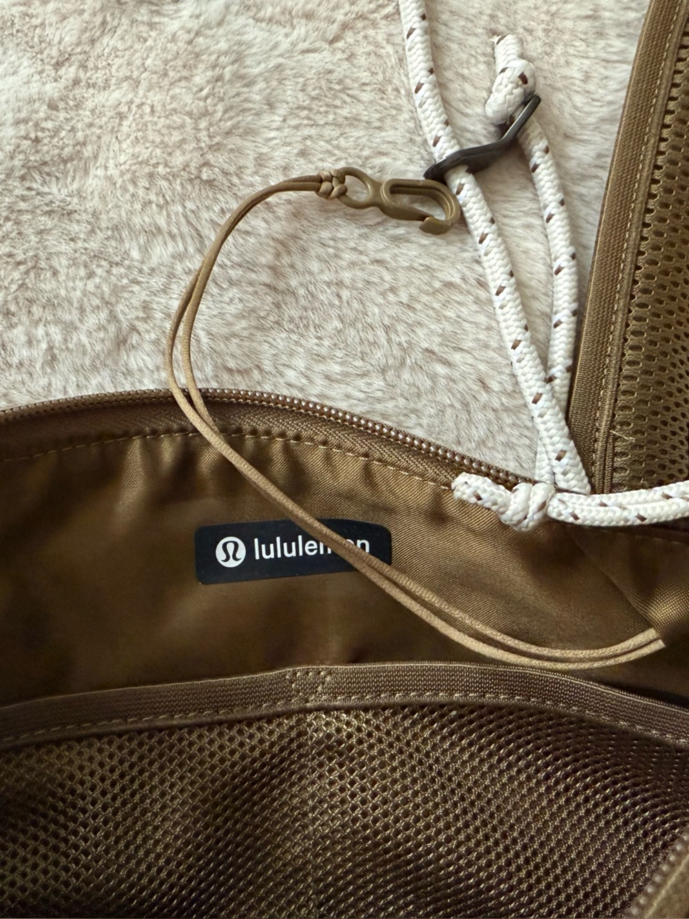 NWT Lululemon Patch Logo Crossbody Artifact - Picture 8 of 12